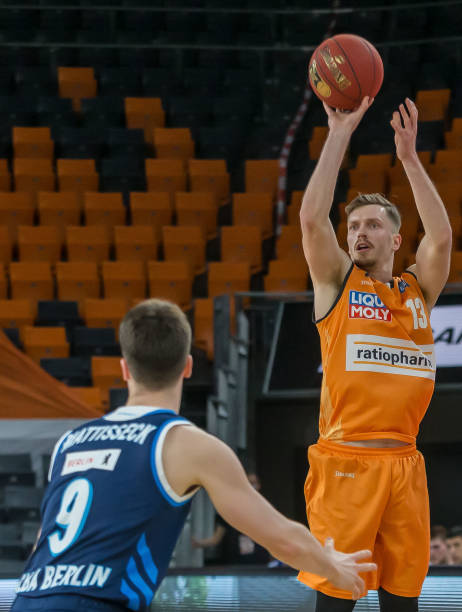 充球队的中 充球队的中